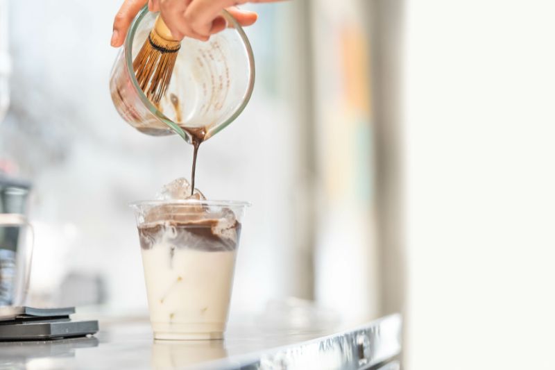 How to Serve Hojicha Latte at a Café